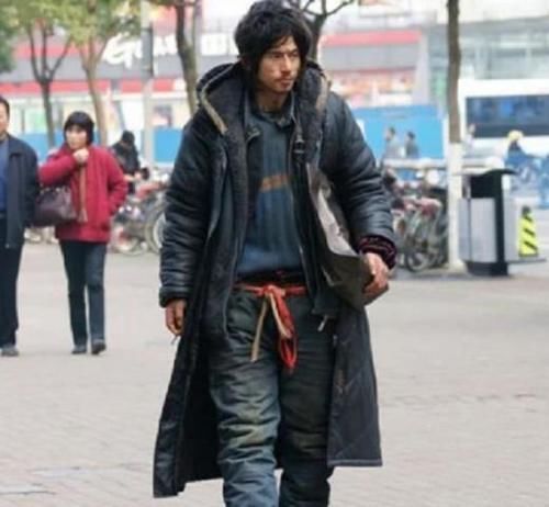 别被外表骗了！上海车展乞丐装男子身家惊人身份成谜