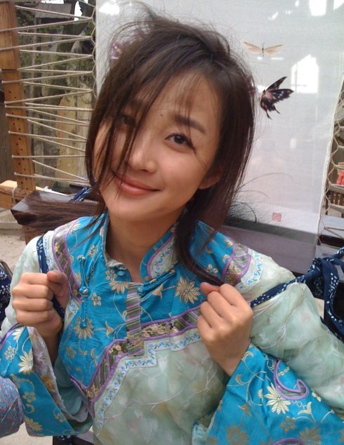 6岁被成龙抱着上春晚却因颜值被骂退圈出国现在逆袭成大漂亮